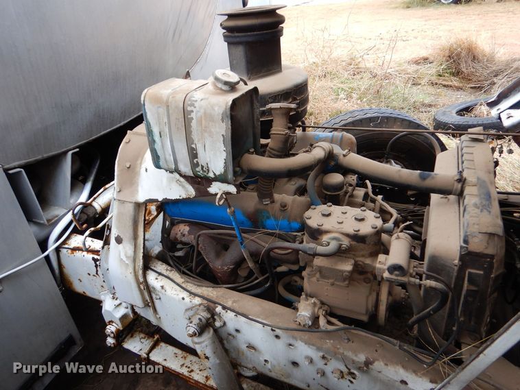 image for item MT9811 Ford C700  fuel truck