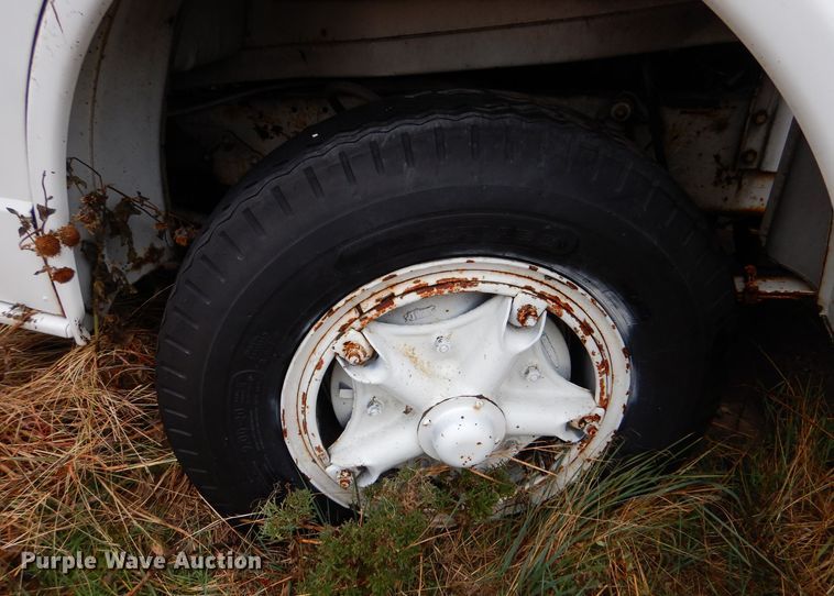 image for item MT9811 Ford C700  fuel truck