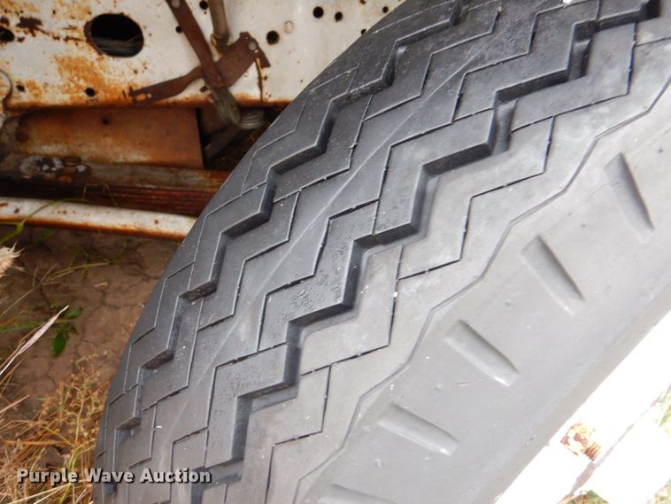 image for item MT9811 Ford C700  fuel truck