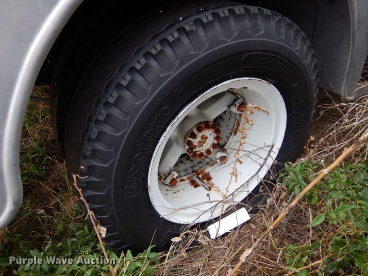 image for item MT9811 Ford C700  fuel truck