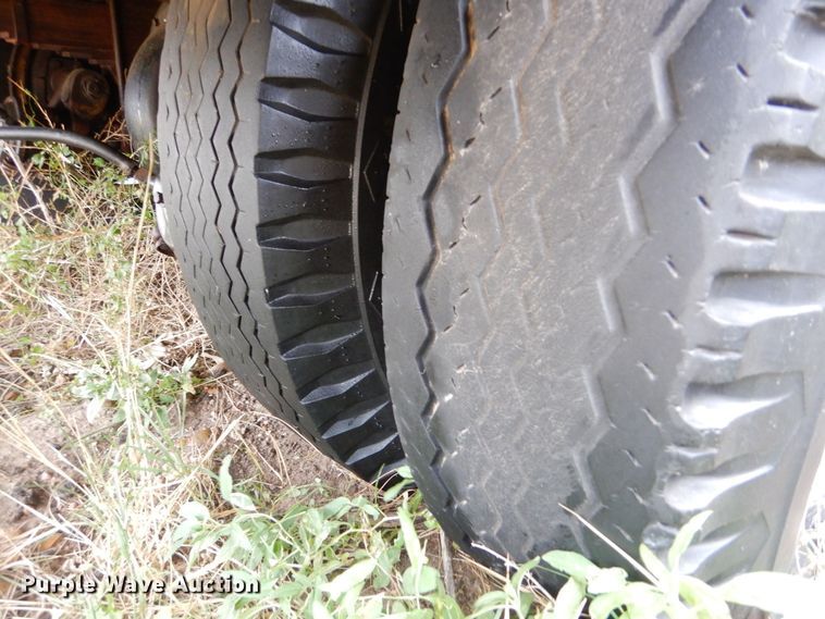 image for item MT9811 Ford C700  fuel truck