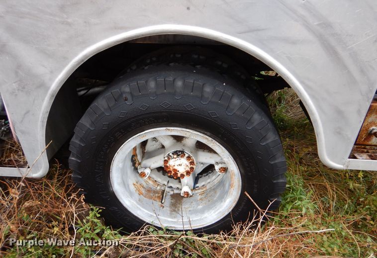 image for item MT9811 Ford C700  fuel truck