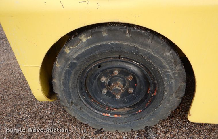 image for item MT9812 Clark Equipment CT80  aircraft tug