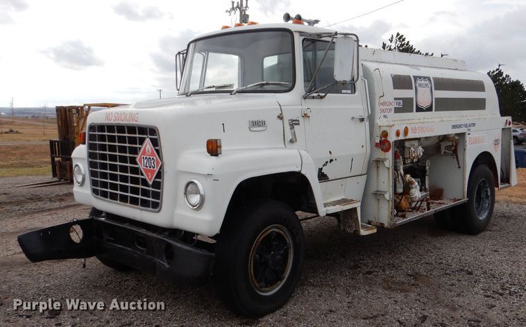 image for item MT9815 Ford 800  fuel truck