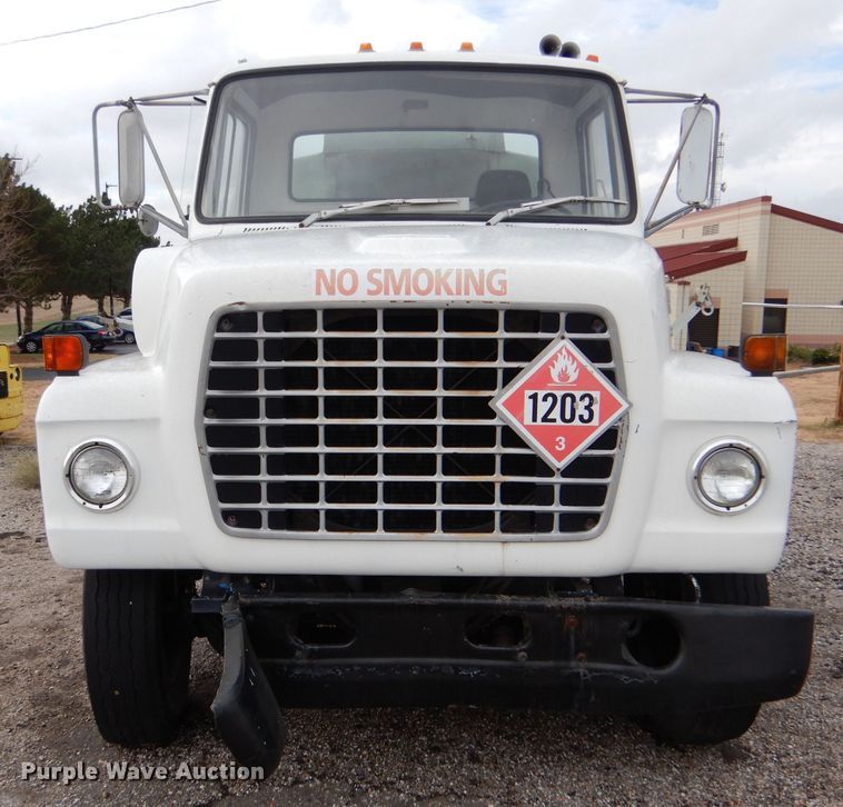 image for item MT9815 Ford 800  fuel truck
