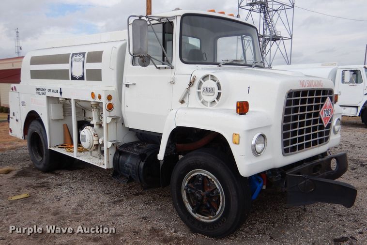 image for item MT9815 Ford 800  fuel truck