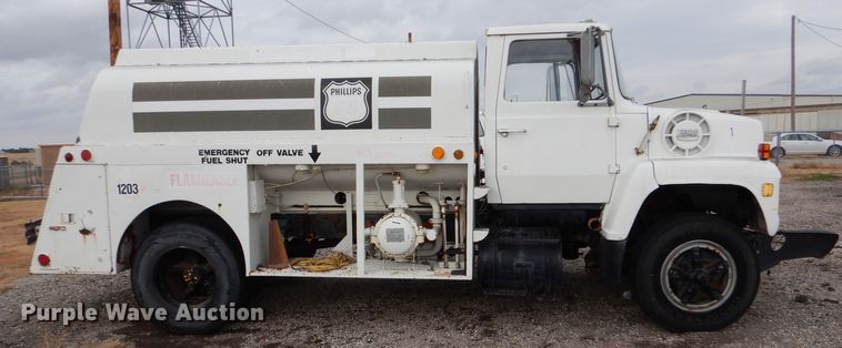 image for item MT9815 Ford 800  fuel truck