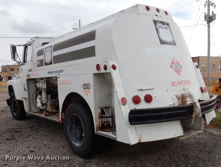 image for item MT9815 Ford 800  fuel truck