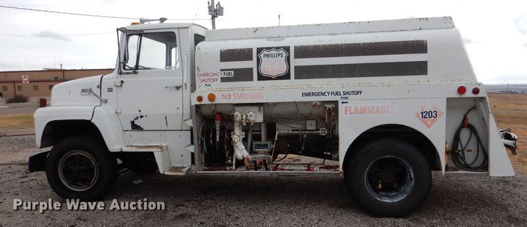 image for item MT9815 Ford 800  fuel truck