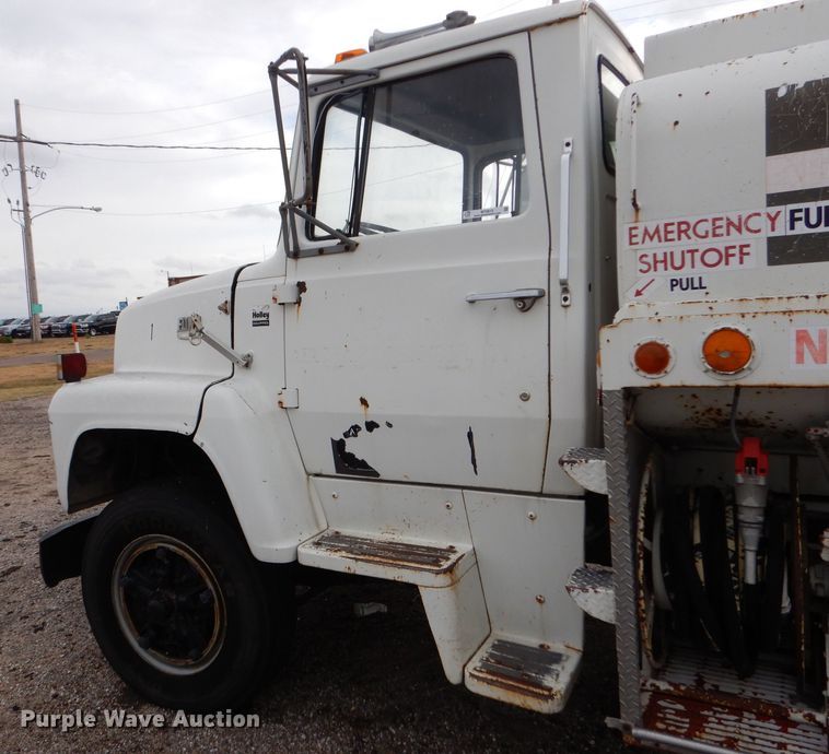 image for item MT9815 Ford 800  fuel truck