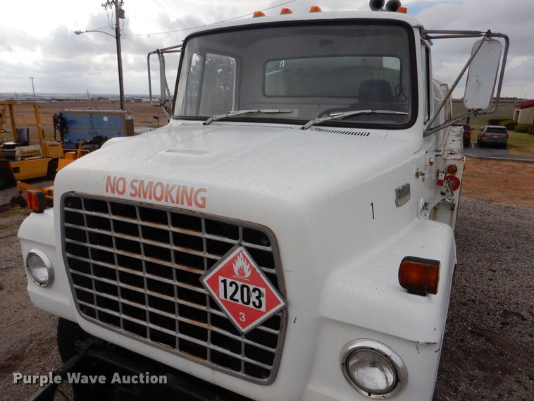 image for item MT9815 Ford 800  fuel truck