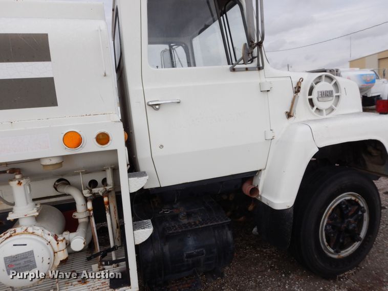 image for item MT9815 Ford 800  fuel truck