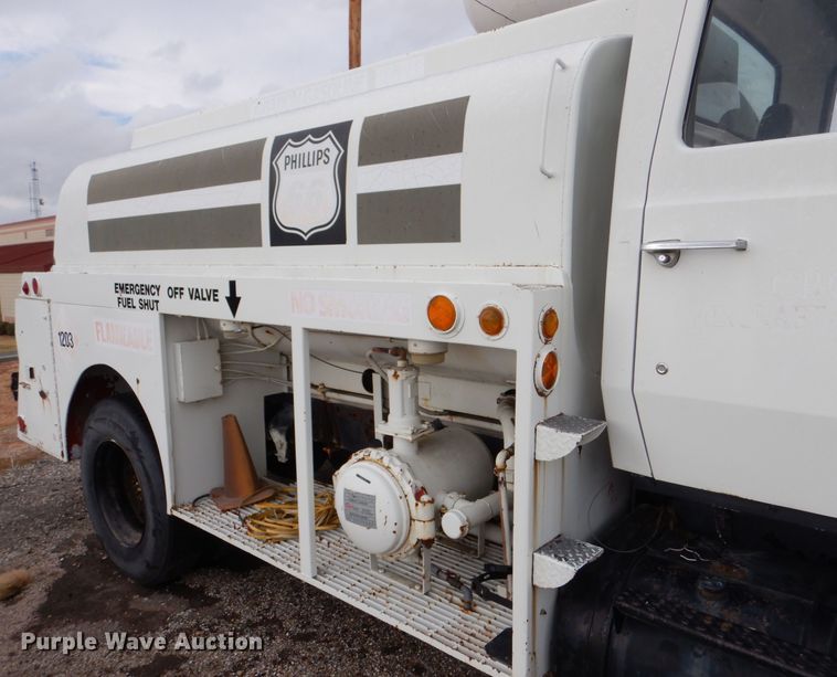 image for item MT9815 Ford 800  fuel truck