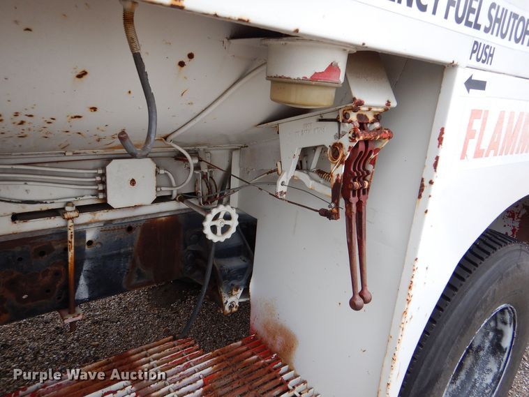 image for item MT9815 Ford 800  fuel truck