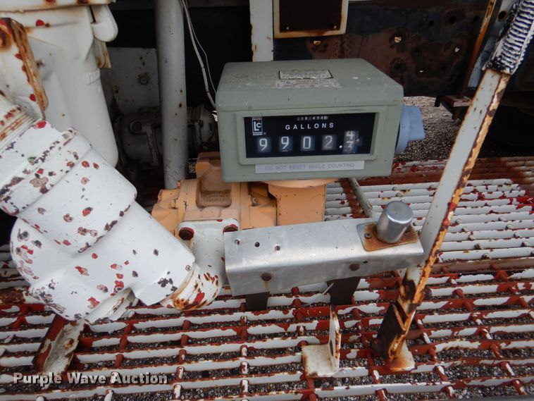 image for item MT9815 Ford 800  fuel truck