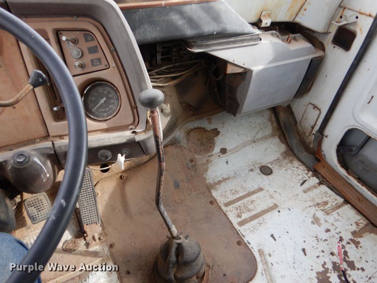 image for item MT9815 Ford 800  fuel truck