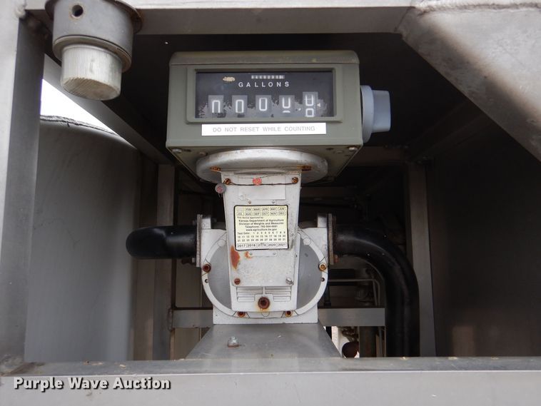 image for item MT9816 1983 Ford F600  fuel truck