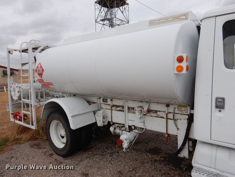 image for item MT9817 1984 International 1654  fuel truck