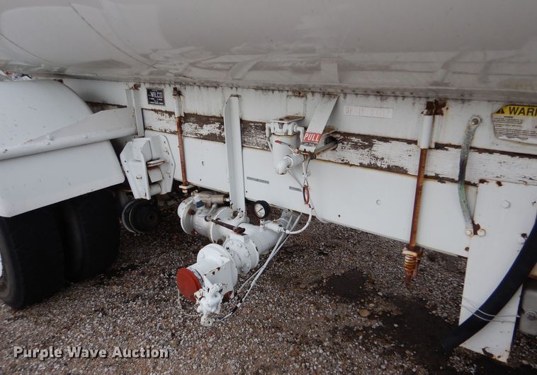 image for item MT9817 1984 International 1654  fuel truck