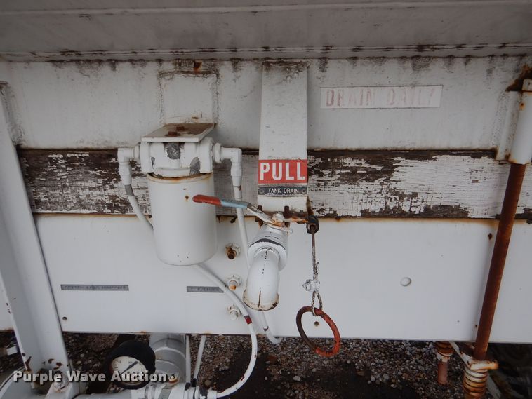 image for item MT9817 1984 International 1654  fuel truck