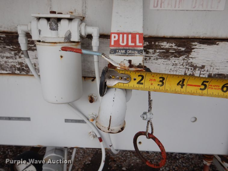 image for item MT9817 1984 International 1654  fuel truck