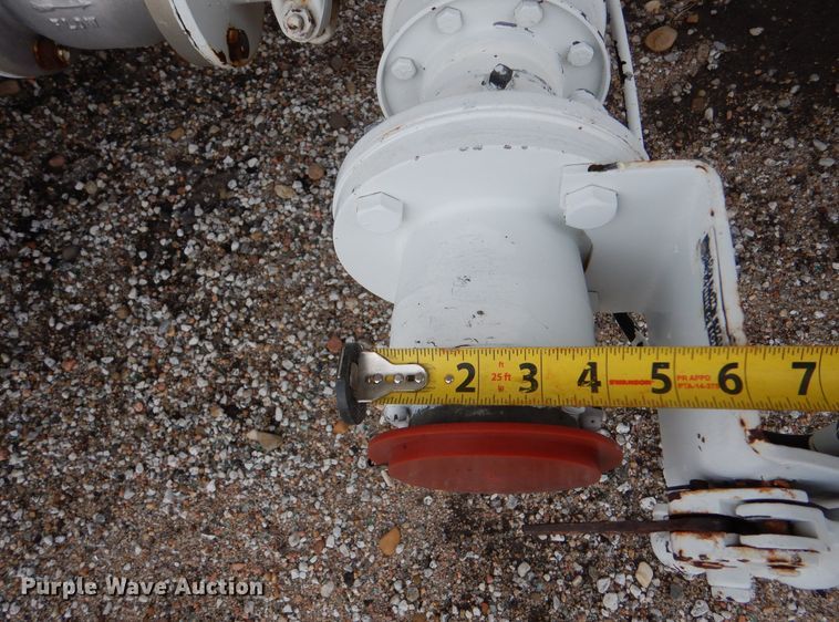 image for item MT9817 1984 International 1654  fuel truck