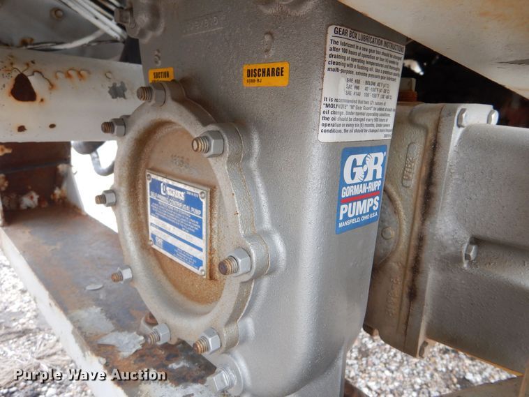 image for item MT9817 1984 International 1654  fuel truck