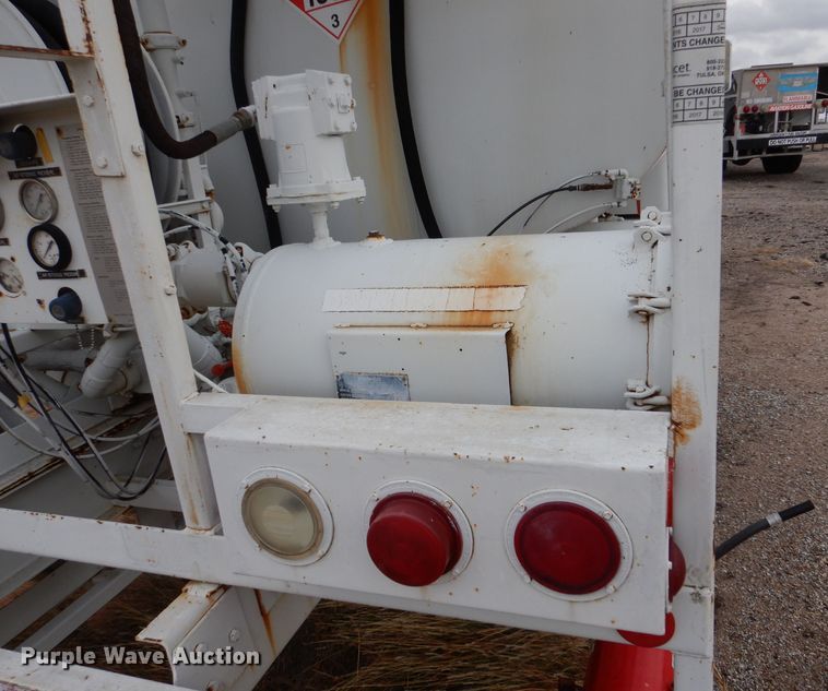 image for item MT9817 1984 International 1654  fuel truck