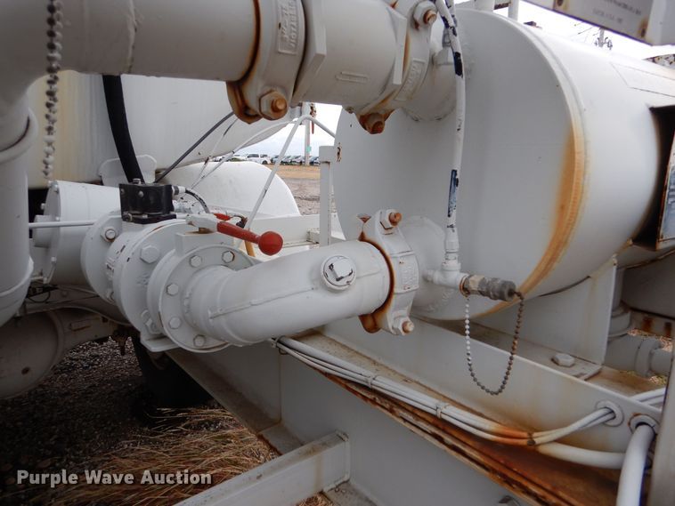 image for item MT9817 1984 International 1654  fuel truck