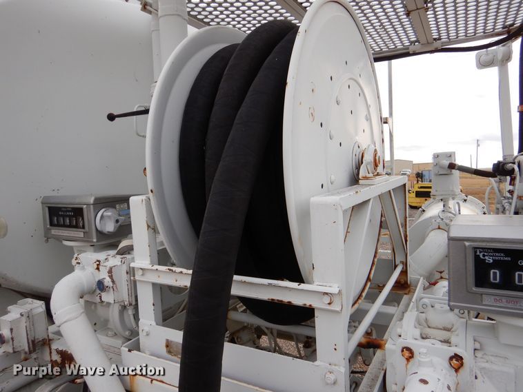 image for item MT9817 1984 International 1654  fuel truck