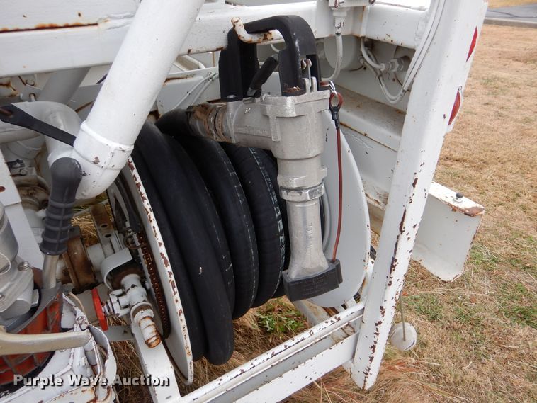 image for item MT9817 1984 International 1654  fuel truck