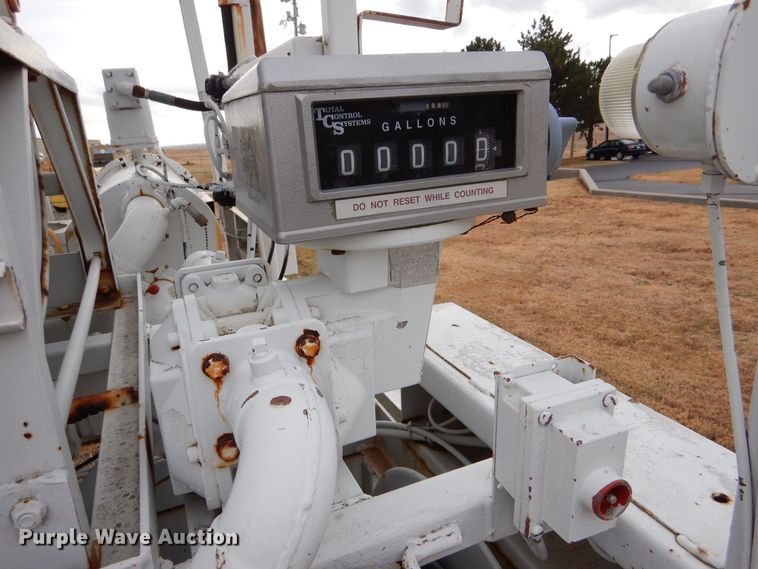 image for item MT9817 1984 International 1654  fuel truck