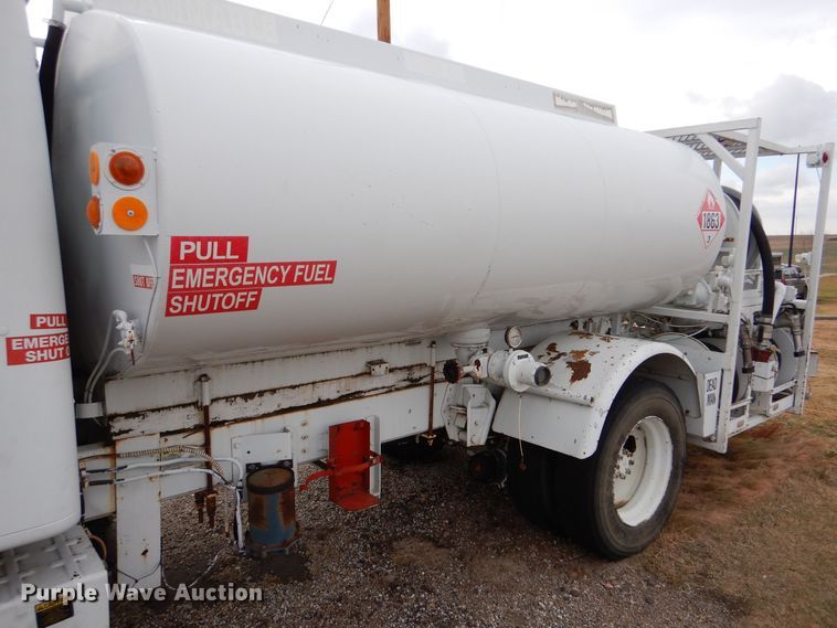 image for item MT9817 1984 International 1654  fuel truck