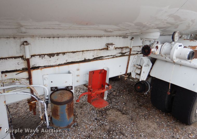 image for item MT9817 1984 International 1654  fuel truck