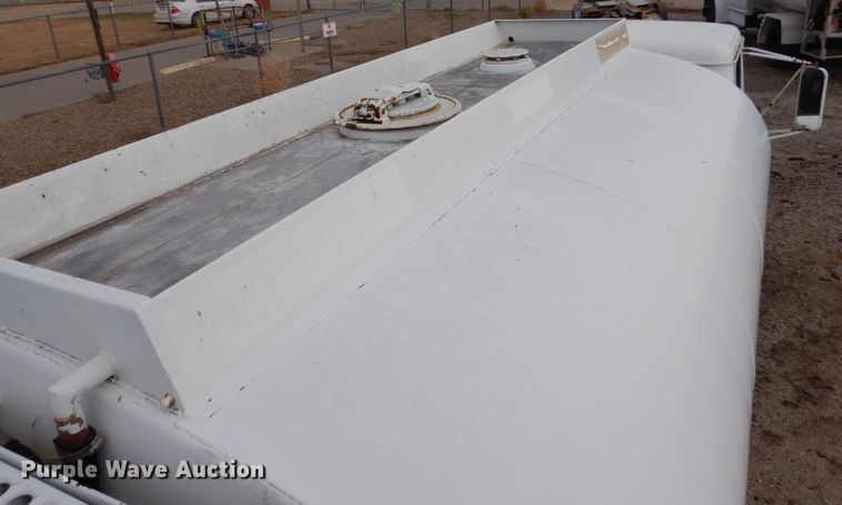 image for item MT9817 1984 International 1654  fuel truck