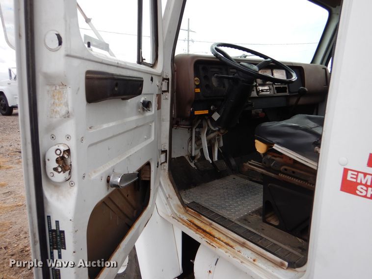 image for item MT9817 1984 International 1654  fuel truck
