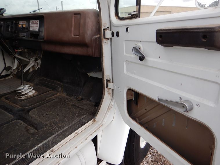 image for item MT9817 1984 International 1654  fuel truck