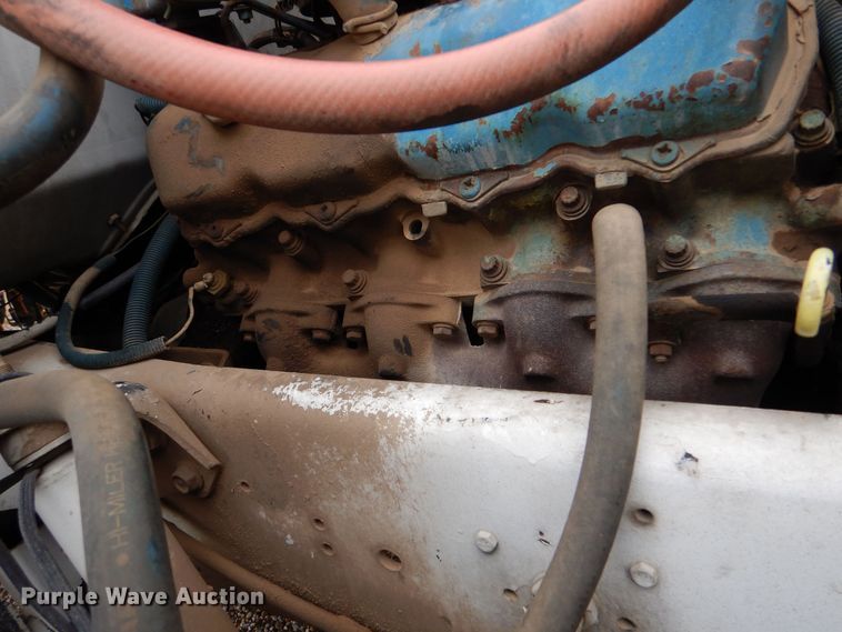 image for item MT9817 1984 International 1654  fuel truck