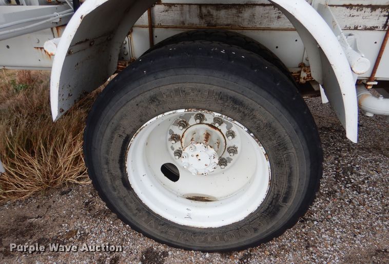 image for item MT9817 1984 International 1654  fuel truck