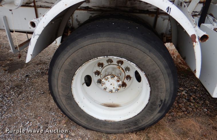 image for item MT9817 1984 International 1654  fuel truck