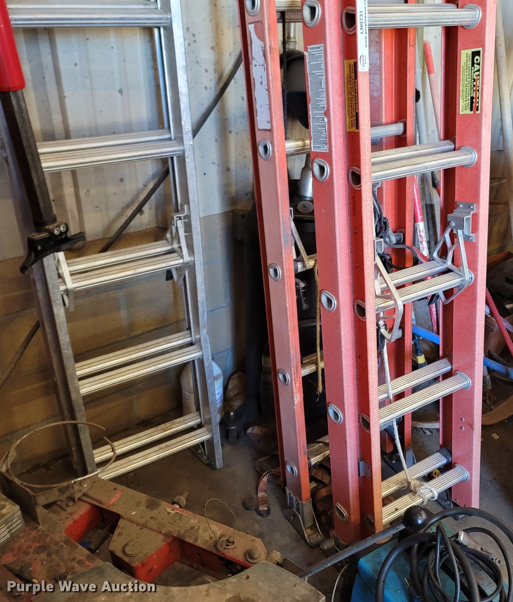 (3) extension ladders in Harrison, AR Item LN9731 for sale Purple Wave