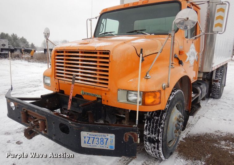image for item AF9442 1993 International 4900  box truck