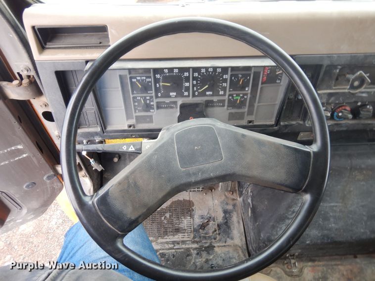 image for item AF9442 1993 International 4900  box truck