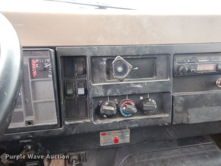 image for item AF9442 1993 International 4900  box truck