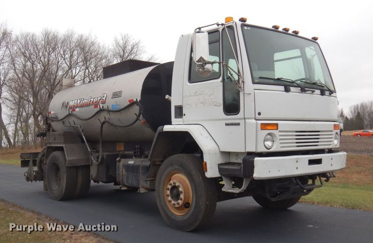 image for item AF9447 2002 Freightliner FC70  oil distributor truck