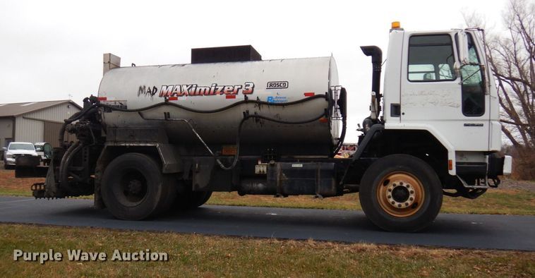 image for item AF9447 2002 Freightliner FC70  oil distributor truck