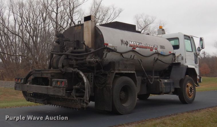 image for item AF9447 2002 Freightliner FC70  oil distributor truck