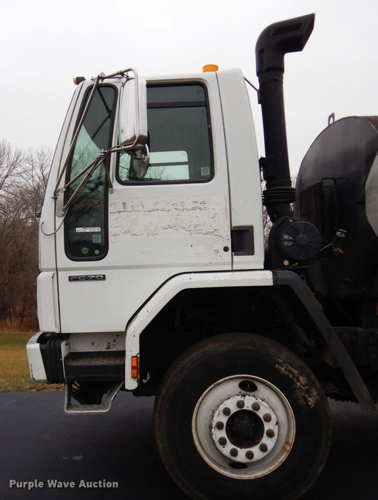 image for item AF9447 2002 Freightliner FC70  oil distributor truck