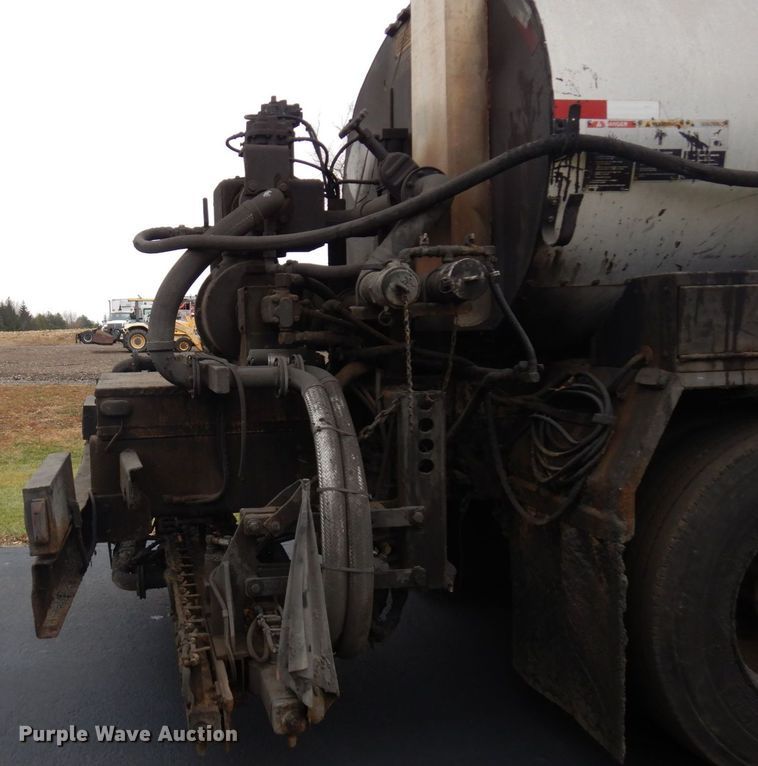 image for item AF9447 2002 Freightliner FC70  oil distributor truck