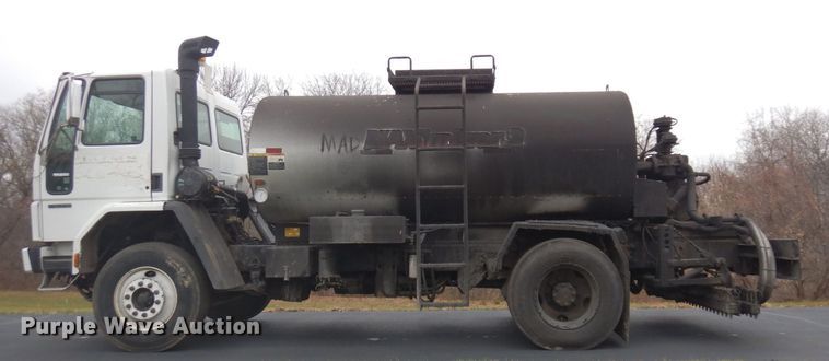 image for item AF9447 2002 Freightliner FC70  oil distributor truck